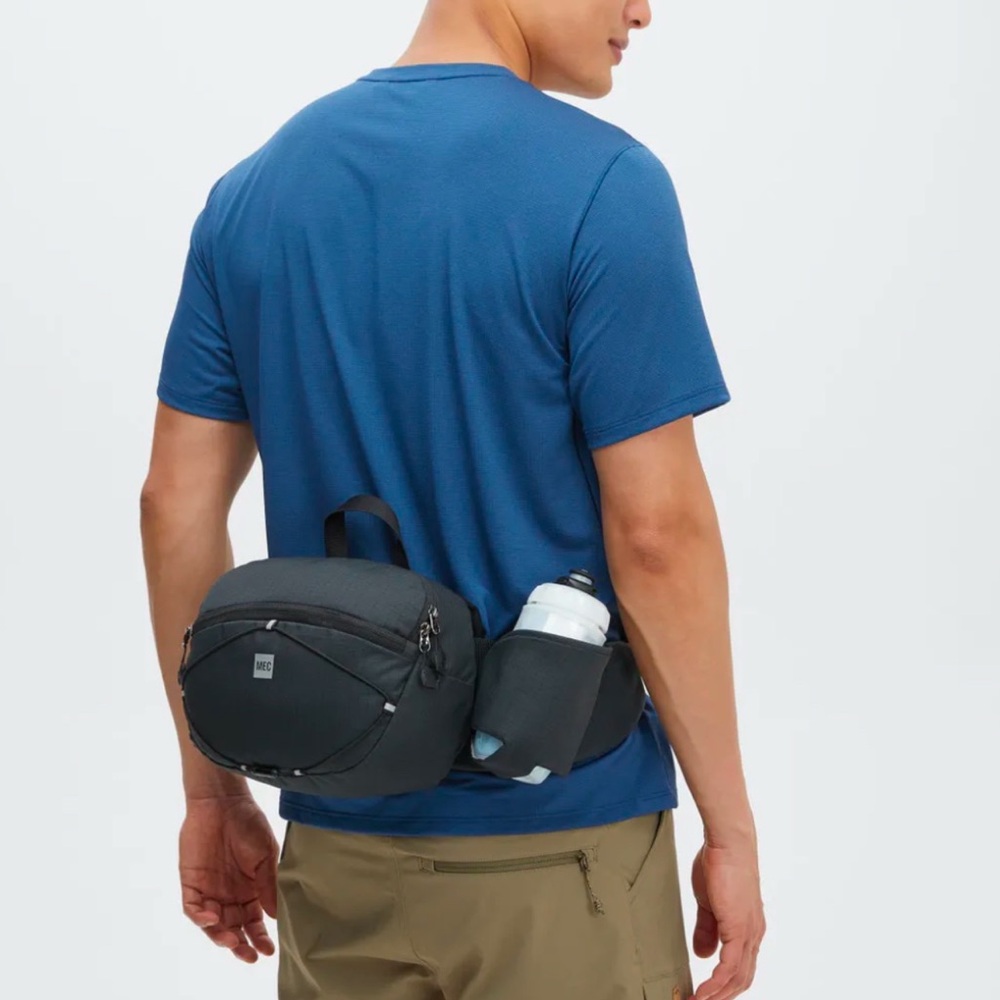 The MEC Trail Green LT Waist Pack with bottle holder